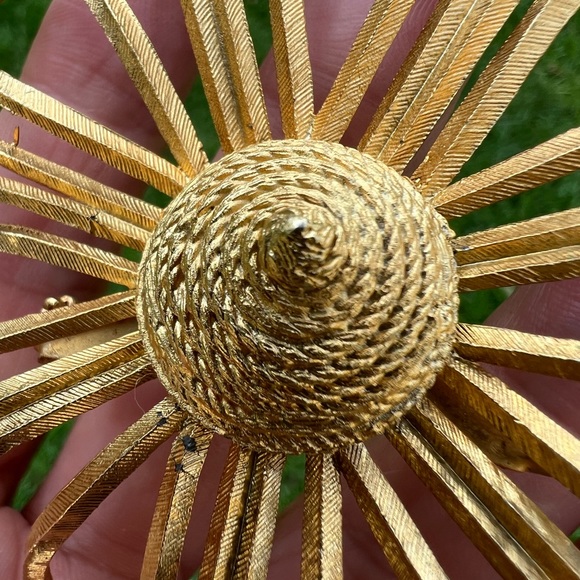 Vintage Large Unsigned Coro Brushed Gold-Tone Flower Daisy Open Work Brooch - Picture 9 of 17